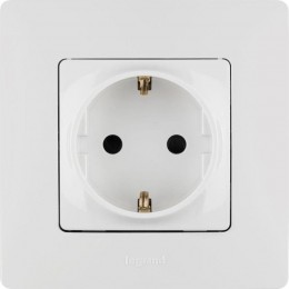 Розетка 1-м СП Etika 16А IP31 250В 2P+E с заземл. защ. шторки немецк. стандарт винтов. клеммы механизм бел. Leg 672222