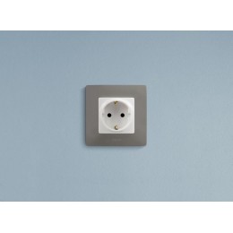 Розетка 1-м СП Etika 16А IP31 250В 2P+E с заземл. защ. шторки немецк. стандарт винтов. клеммы механизм бел. Leg 672222