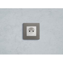 Розетка 1-м СП Etika 16А IP31 250В 2P без заземл. защ. шторки немецк. стандарт винтов. клеммы механизм бел. IEK 672234