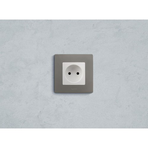 Розетка 1-м СП Etika 16А IP31 250В 2P без заземл. защ. шторки немецк. стандарт винтов. клеммы механизм бел. IEK 672234