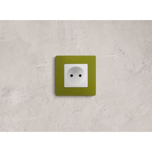 Розетка 1-м СП Etika 16А IP31 250В 2P без заземл. защ. шторки немецк. стандарт винтов. клеммы механизм бел. IEK 672234