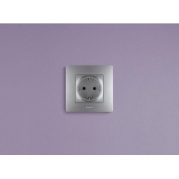 Розетка 1-м СП Etika 16А IP31 250В 2P+E с заземл. защ. шторки немецк. стандарт винтов. клеммы механизм алюм. Leg 672422
