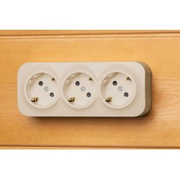 Розетка 3-м ОП Quteo 16А IP20 250В 3х2P+E с заземл. защ. шторки сл. кость IEK 782268