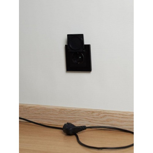 Розетка BRITE РСбш10-3-44-БрЧ 16А IP44 с заземл. защ. шторки с крышкой механизм черн. IEK BR-R16-16-44-K02