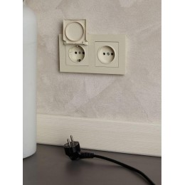 Розетка BRITE РСбш10-3-БрКр 16А IP20 с заземл. защ. шторки с крышкой механизм беж. IEK BR-R16-16-K10