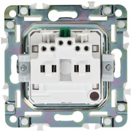 Розетка SKANDY 16А с заземл. защ. шторки SK-R04W арктич. бел. IEK SK-R14-16-K01