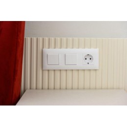 Розетка SKANDY 16А с заземл. защ. шторки SK-R04W арктич. бел. IEK SK-R14-16-K01