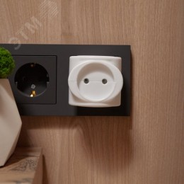 Тройник электрический 220 В 6А без заземления белый