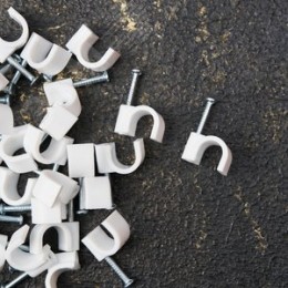 Скоба 8 мм круглая пластиковая (50 шт)