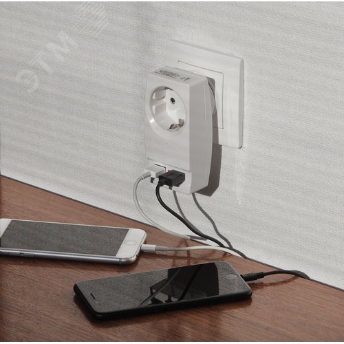 Адаптер ''Polynom'' 1гн 220V + 2xUSB 2100mA, c заземл, (белый) (10/60/1440) SP-1e-USB-W''