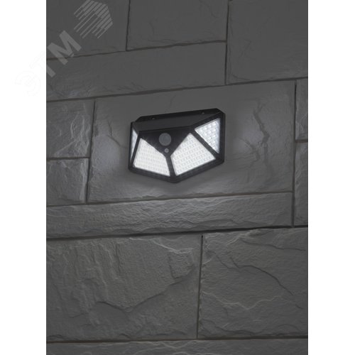 Светильник фасадный с датчик движения и 4-мя плоск. освещ., на солн. бат.100 LED, 300 lm ERAFS100-04