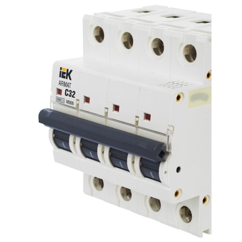 ARMAT Автоматический выключатель M06N 4P C 32А IEK